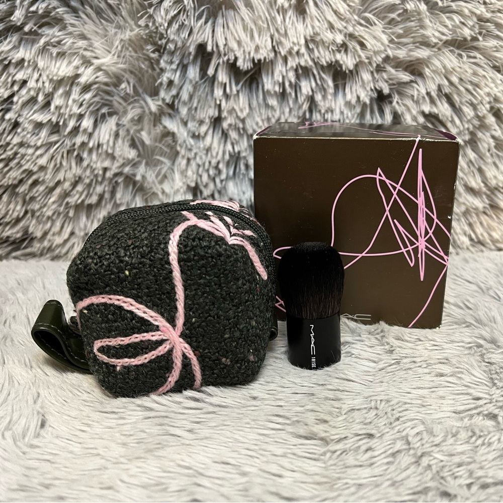 MAC Novel Twist Brush and holder Set